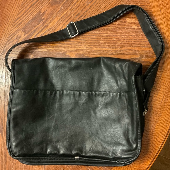 Multi Pocket Durable Vegan Faux Leather Silver Hardware Active Cary Bag! - Picture 2 of 16